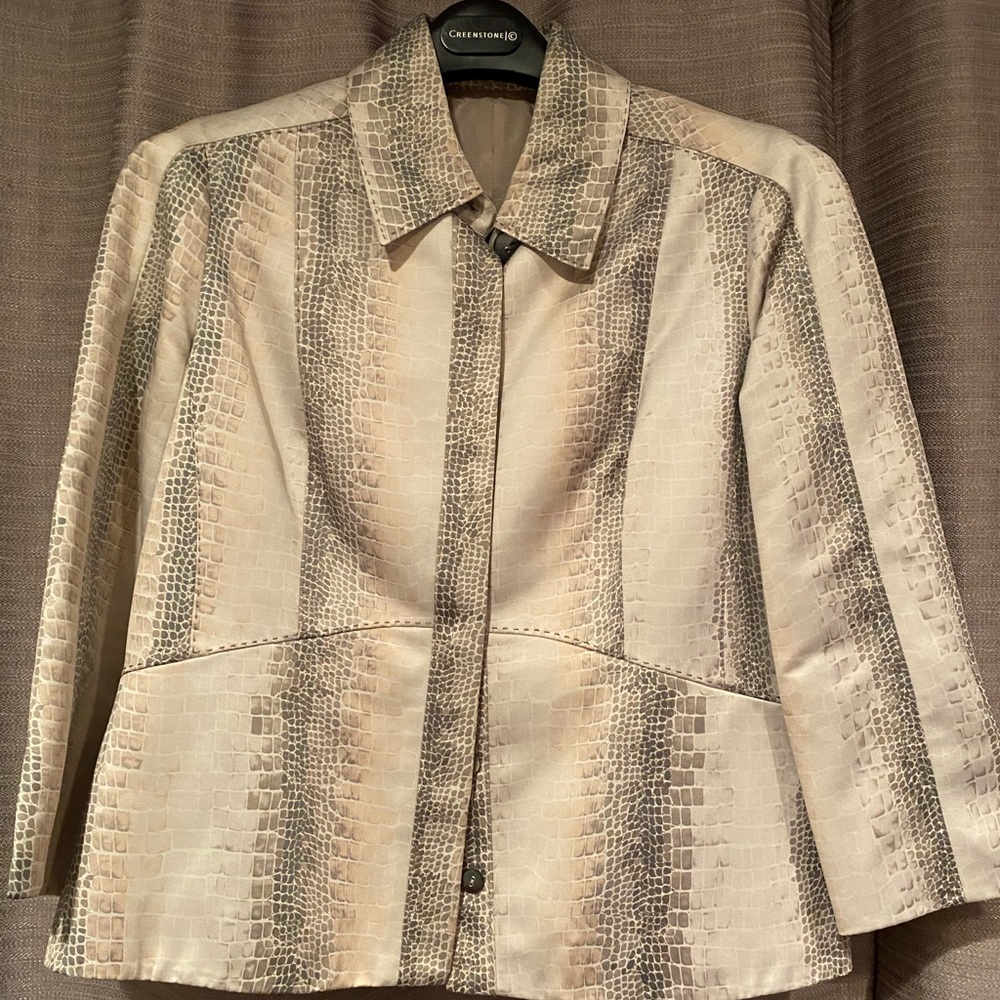 Gold and platinum 3/4 sleeve blazer